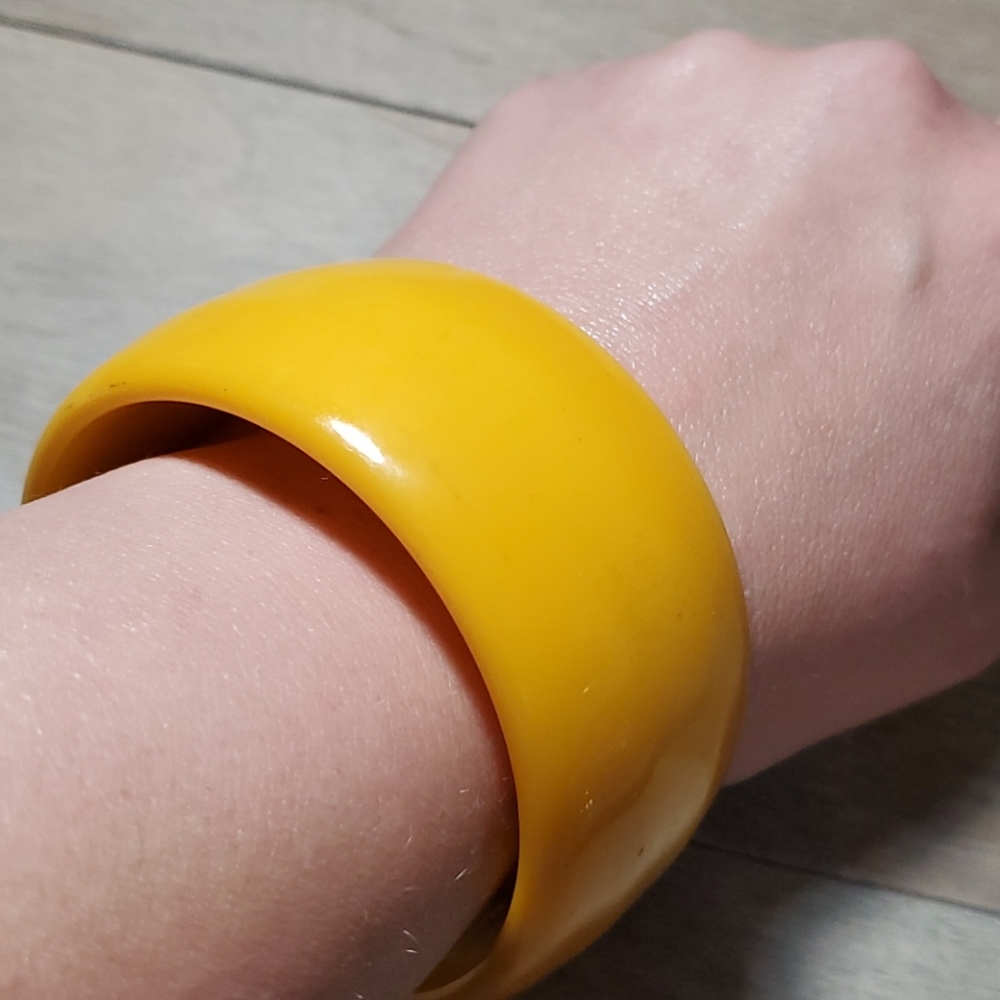 Vintage yellow plastic bangle bracelet